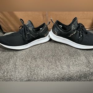 New Balance tennis shoes